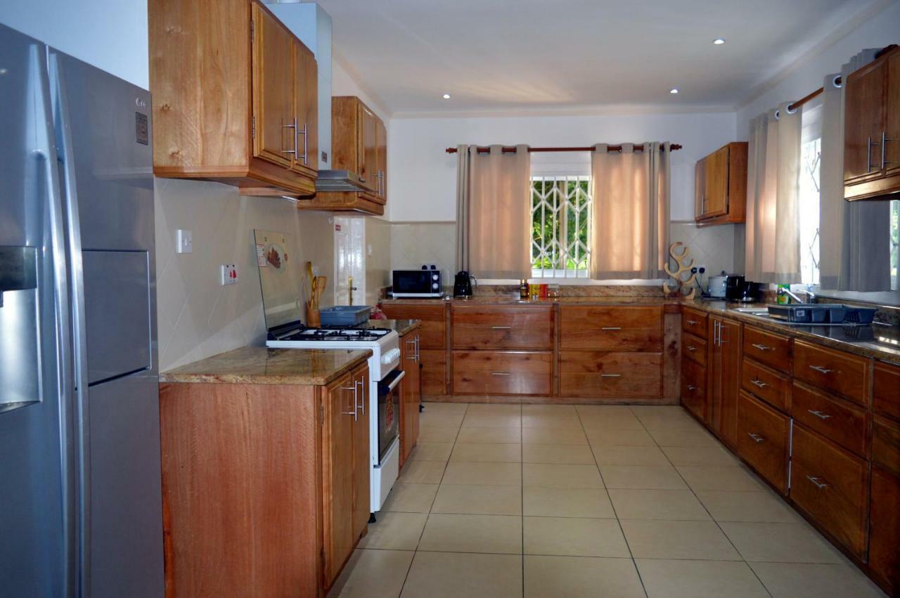 Sundown Beach Villa Glacis  外观 照片